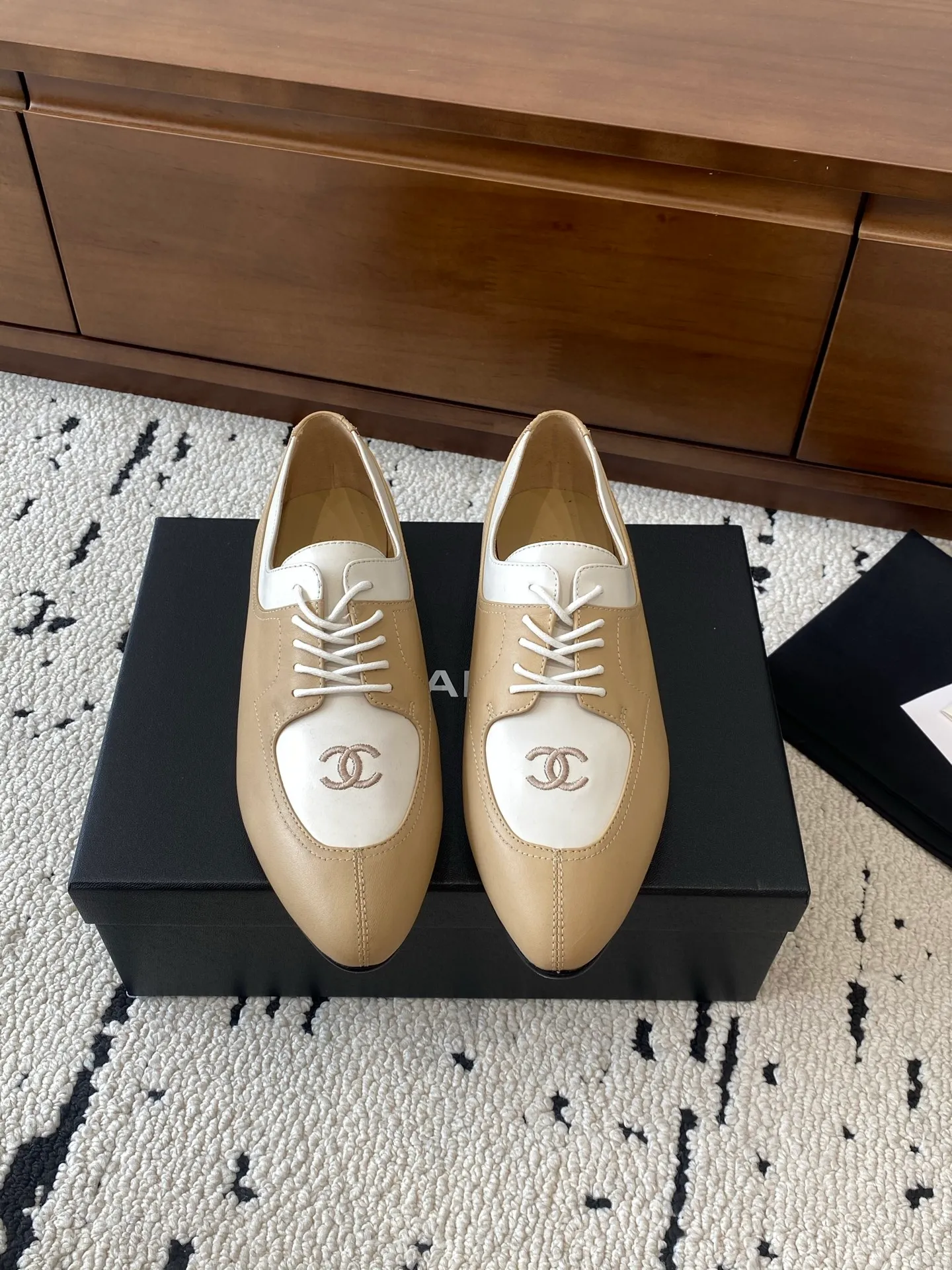 👟👟Ex-factory price 580👟👟 🍀CHANEL｜Chanel Xiaoxiang 25C new autumn and winter products, pointed-toe flat-soled deep-mouth shoes, full of retro style, elegant shoe shape, very pleasing to look at. The pointed toe makes the feet become thinner and looks slender. The classic double-C electric alluring design is particularly fashionable and elegant. The upper is made of top calf patent leather and the lining is silk sheepskin. It is super comfortable. Italian imported cowhide leather outsole. Size: 35-39 (customized 40/41) 👉 👉 👉 Buy now 👉 Buy now 👉